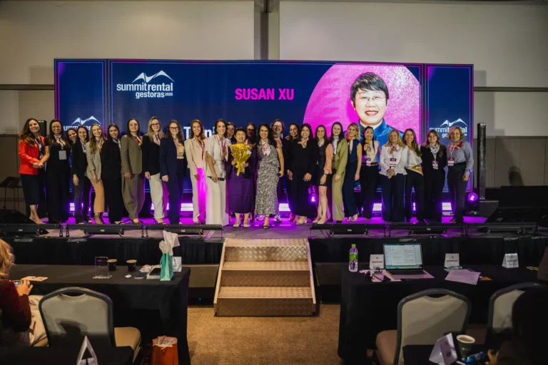 Foto oficial palco no Summit Rental Gestoras 2026, Pullman Guarulhos