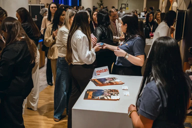 Foyer networking patrocinadores no Summit Rental Gestoras 2026, Pullman Guarulhos