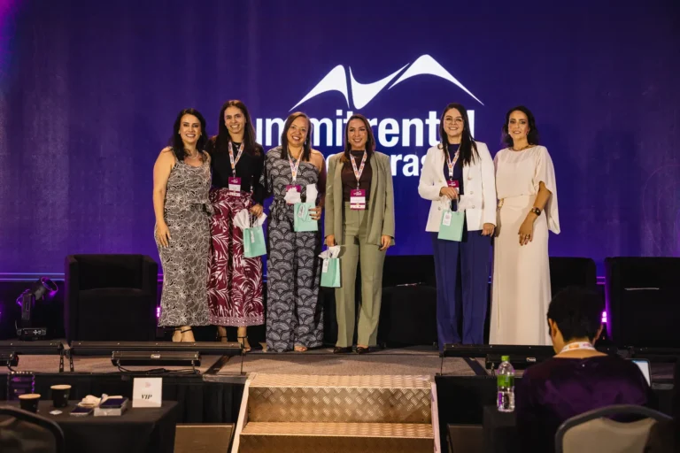 Painelistas no palco no Summit Rental Gestoras 2026, Pullman Guarulhos