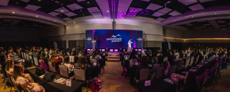 Panorâmica auditório no Summit Rental Gestoras 2026, Pullman Guarulhos