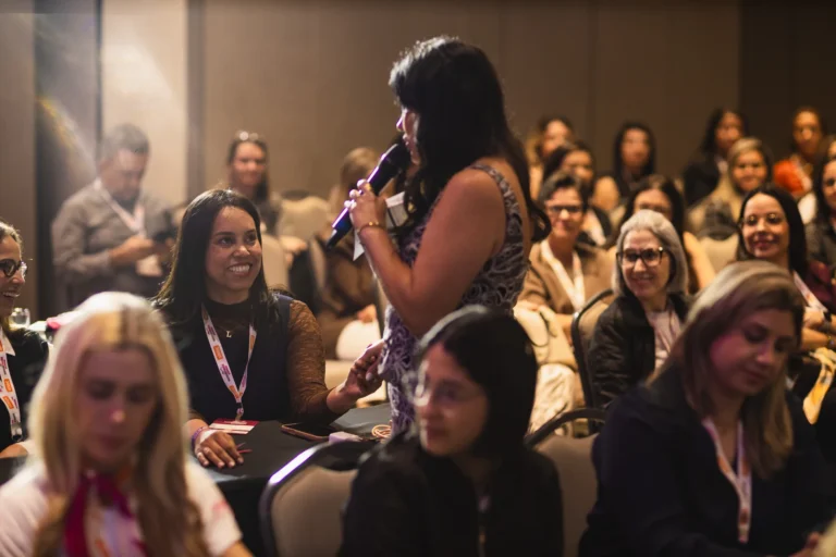 Participante microfone no Summit Rental Gestoras 2026, Pullman Guarulhos