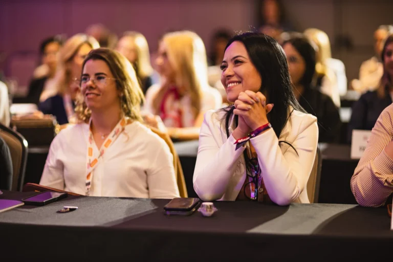 Participantes sorrindo no Summit Rental Gestoras 2026, Pullman Guarulhos