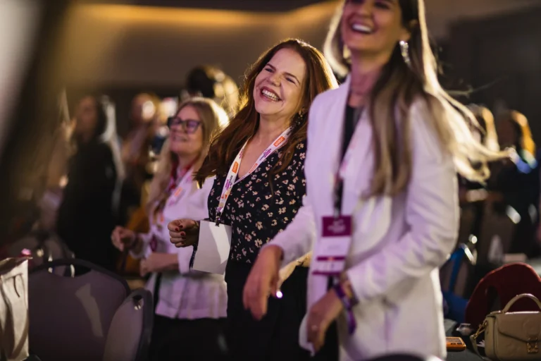 Plateia sorrindo no Summit Rental Gestoras 2026, Pullman Guarulhos