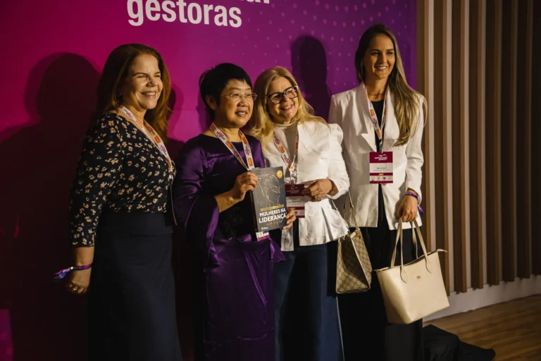 Susan Xu backdrop no Summit Rental Gestoras 2026, Pullman Guarulhos